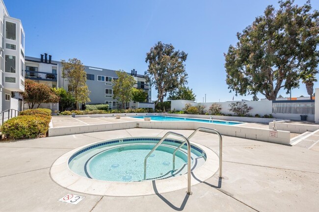 Amenities (pool, jacuzzi, gym and club house) - 1067 Shell Blvd