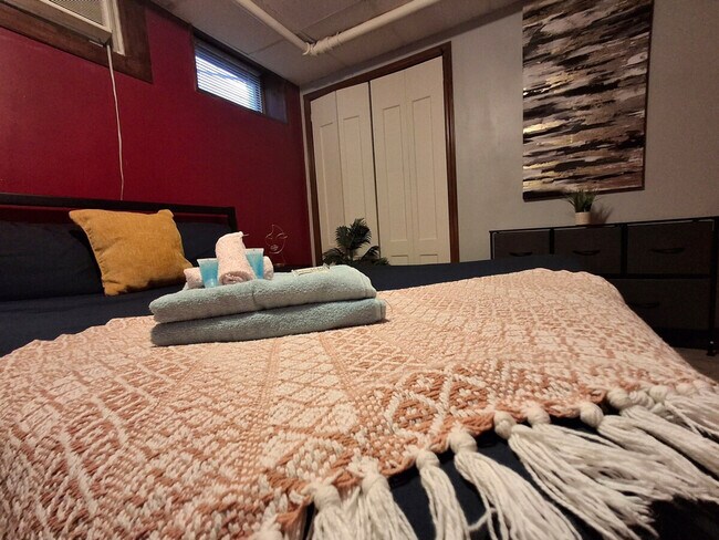 Building Photo - 37 Bancroft St