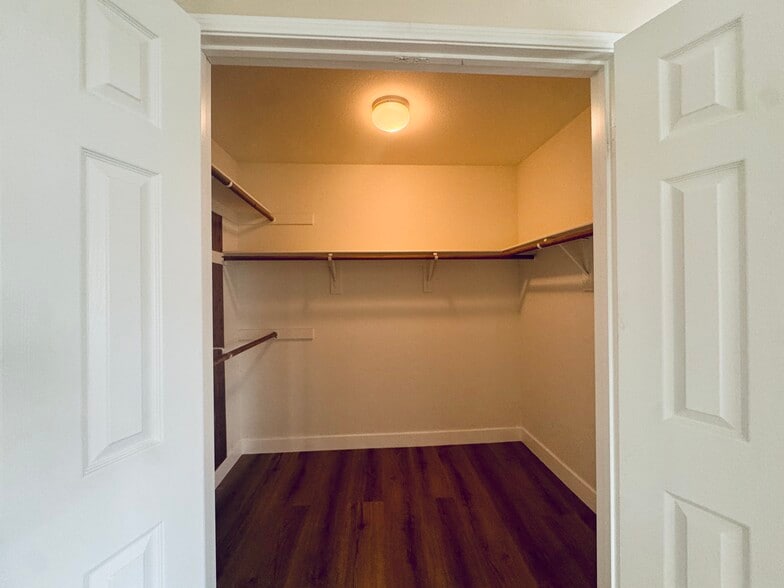 Walk in Closet - 2834 Rolling Meadow Dr