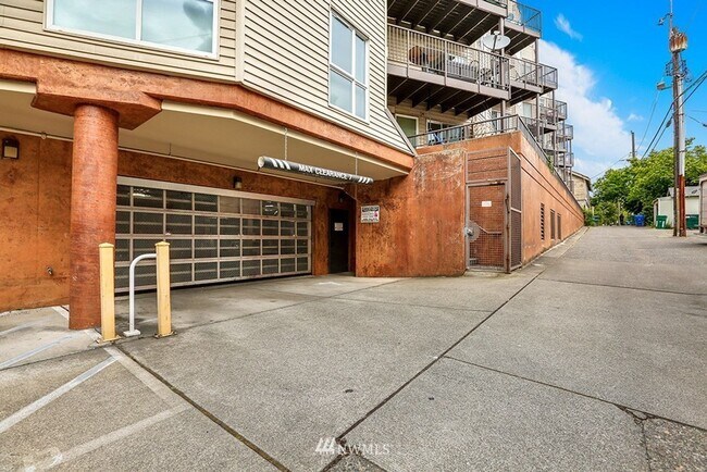 Building Photo - 4020 Aurora Ave N