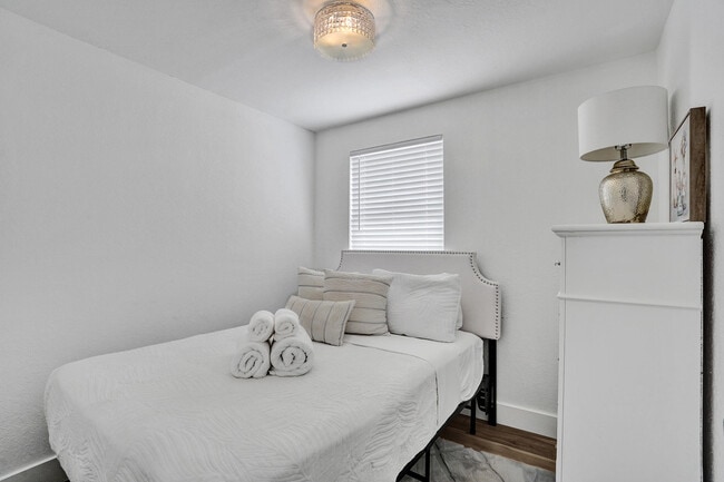 Building Photo - 311 SE 3rd Ave