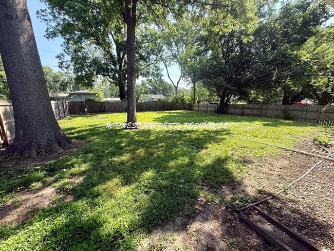 Building Photo - Adorable side by side split with brand new...