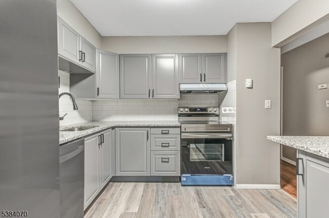 Building Photo - 807 Eves Dr