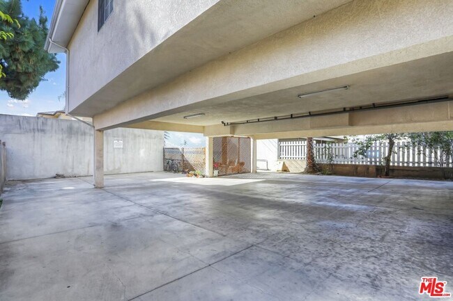 Building Photo - 1753 N Kenmore Ave