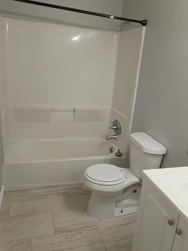 Building Photo - 152 Forest Pl