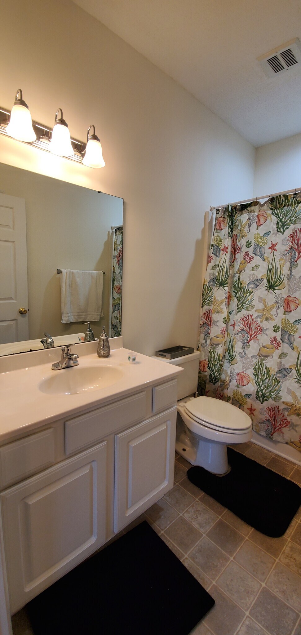 Full bathroom off Master - 2090 Cross Gate Blvd
