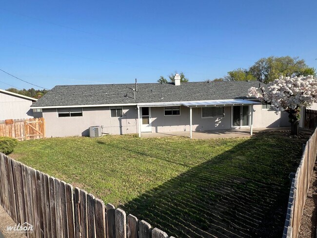 Building Photo - 4 Bedroom / 2 Bathroom Charming Home with Spacious Layout & Private Yard!