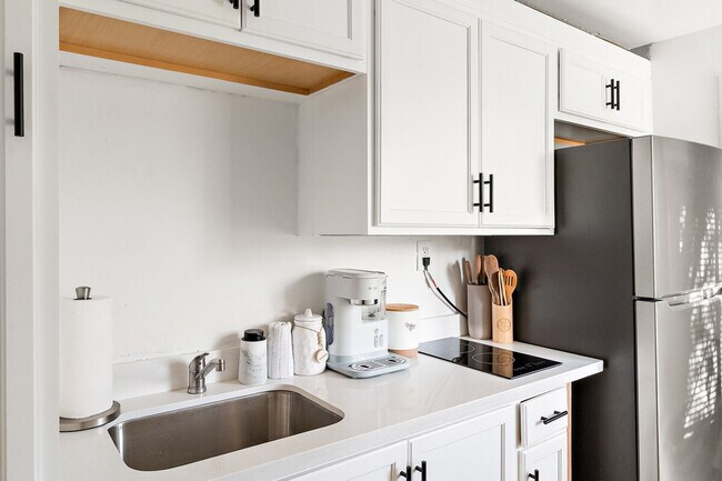 Building Photo - 704 W Main St