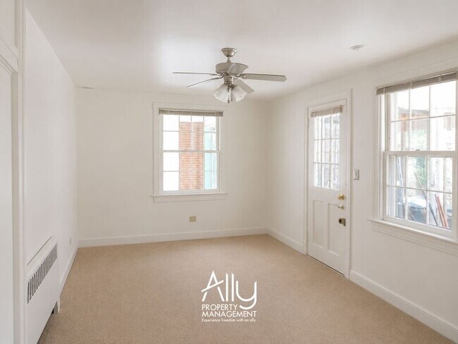 Building Photo - 1605 Cambridge Cir
