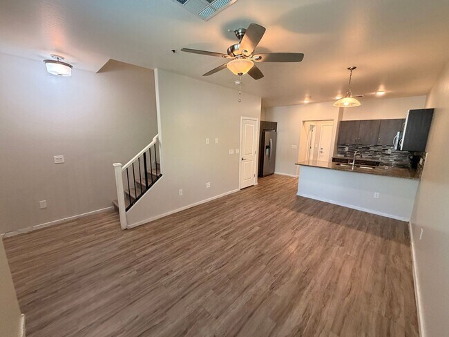 Building Photo - Spacious 3 Bedroom, 2.5 Bath Phoenix Townhome with *New Floors*