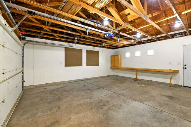 Building Photo - Tri-Level 3 Bedroom 2 Bath Large Backyard ...