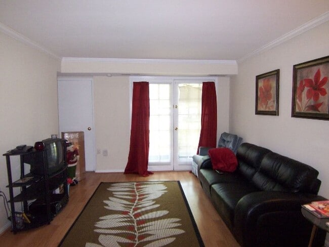 Building Photo - FREE RENT! Sail into this 2BR 1BA at the M...