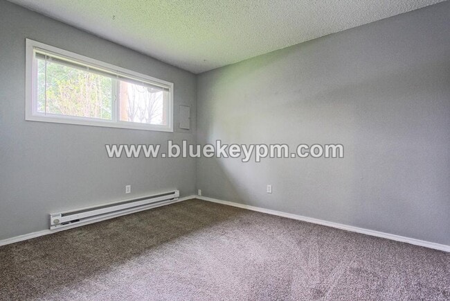 Building Photo - 3 Bed, 1 Bath Duplex With Fenced Yard in Gresham Near Gresham High School