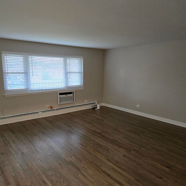 Building Photo - 1817 W Touhy Ave