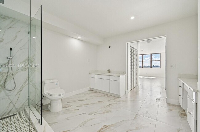 Building Photo - 1800 NE 114th St