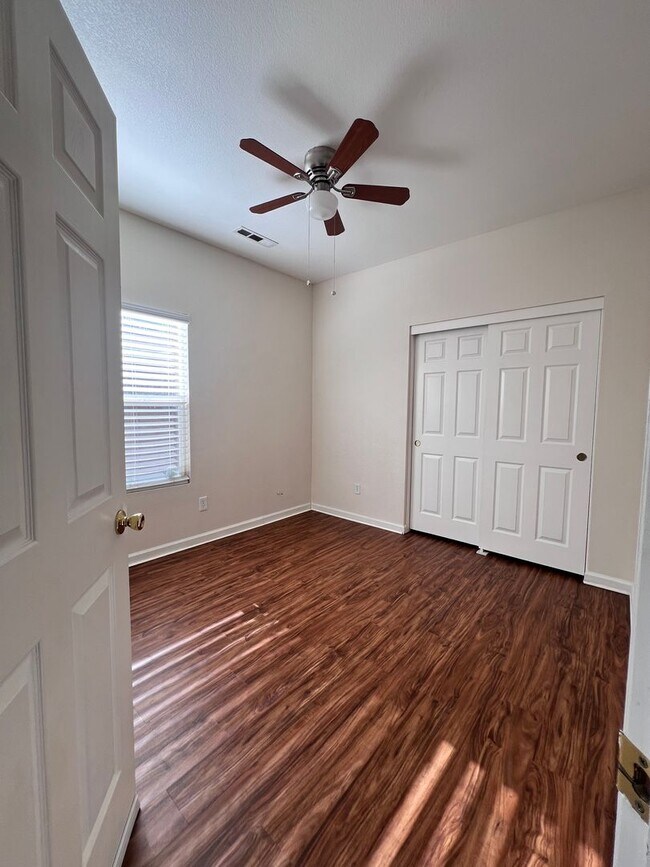 Building Photo - Super cute home with 3 car garage in a des...