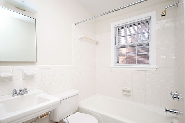Building Photo - Student-Friendly Ivy Rd Apartment Near Foo...