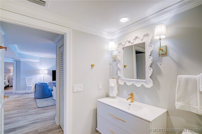 Building Photo - 5799 NE Island Cove Way