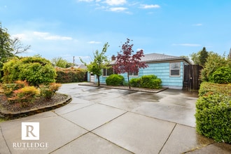 Building Photo - 3 Bedroom / 2 Bath - Ranch Style Home West Medford / Huge Back Yard!