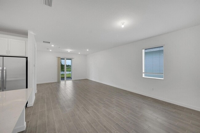 Building Photo - 3550 Hilton Dr