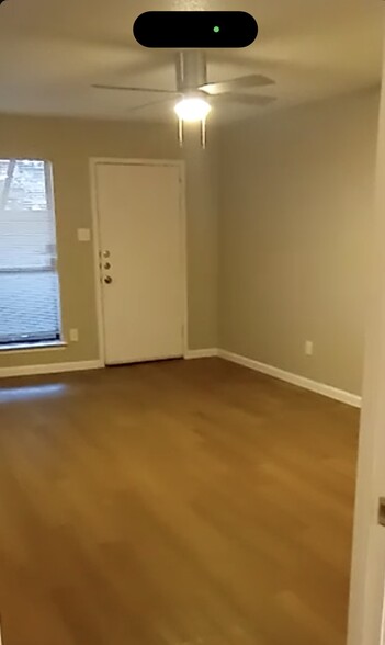 Building Photo - 6646 E Lovers Ln