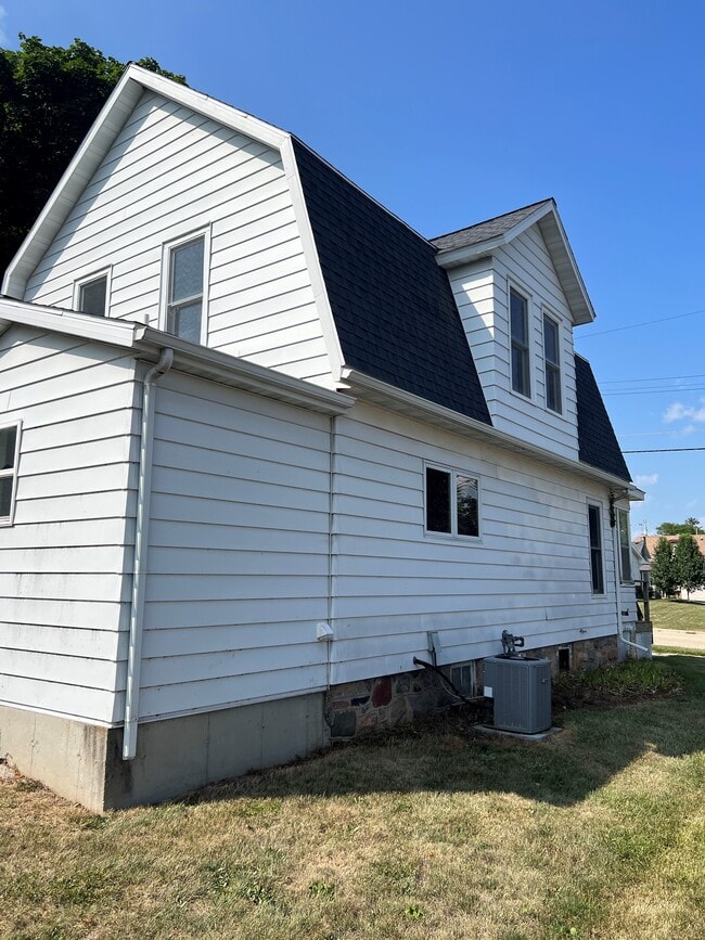 Building Photo - 111 Farnham St