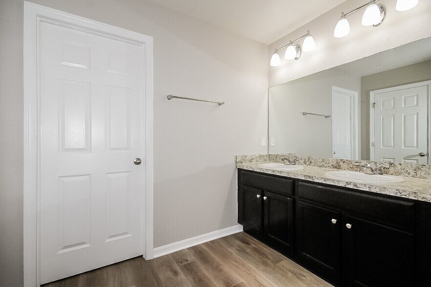 Building Photo - 10725 Southern Forest Dr