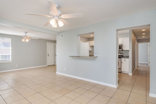 Building Photo - Renovated Home near the Beaches