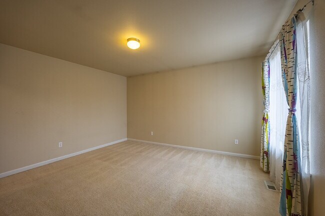 Building Photo - Spacious 3 Bedroom 2.5 Bathroom Rental Pro...