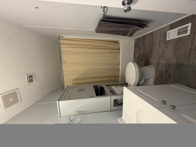 Building Photo - 142 Maryvale Dr