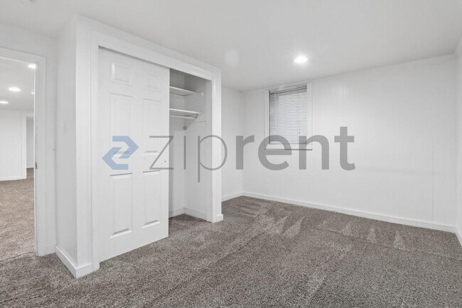 Building Photo - Unit