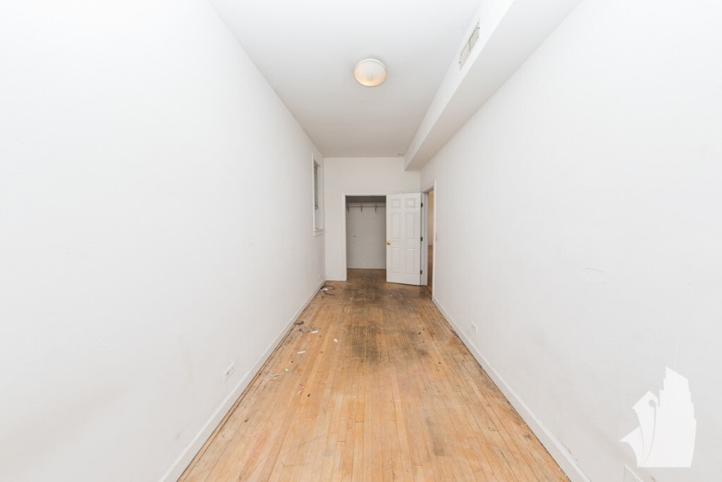 Building Photo - 2318 N Southport Ave