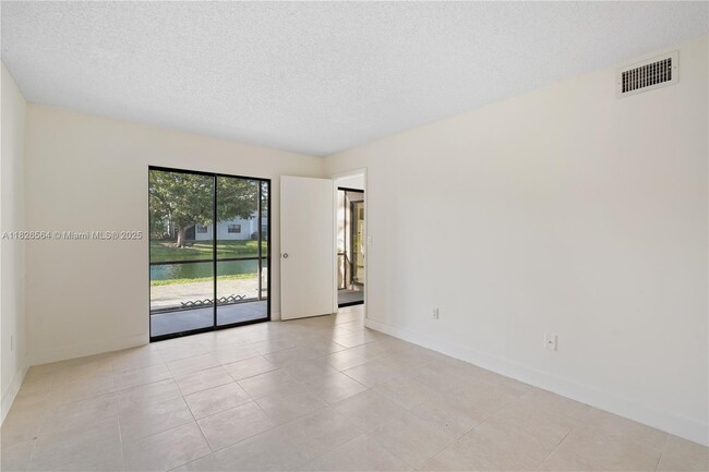 Building Photo - 1160 Washington Cir
