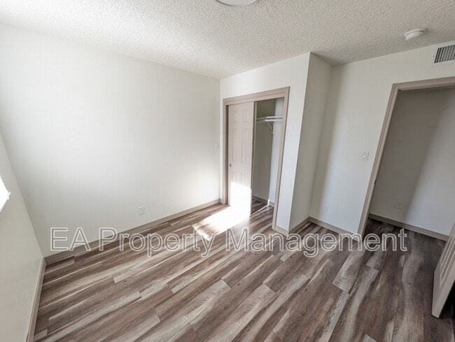 Building Photo - 725 Edith Blvd SE