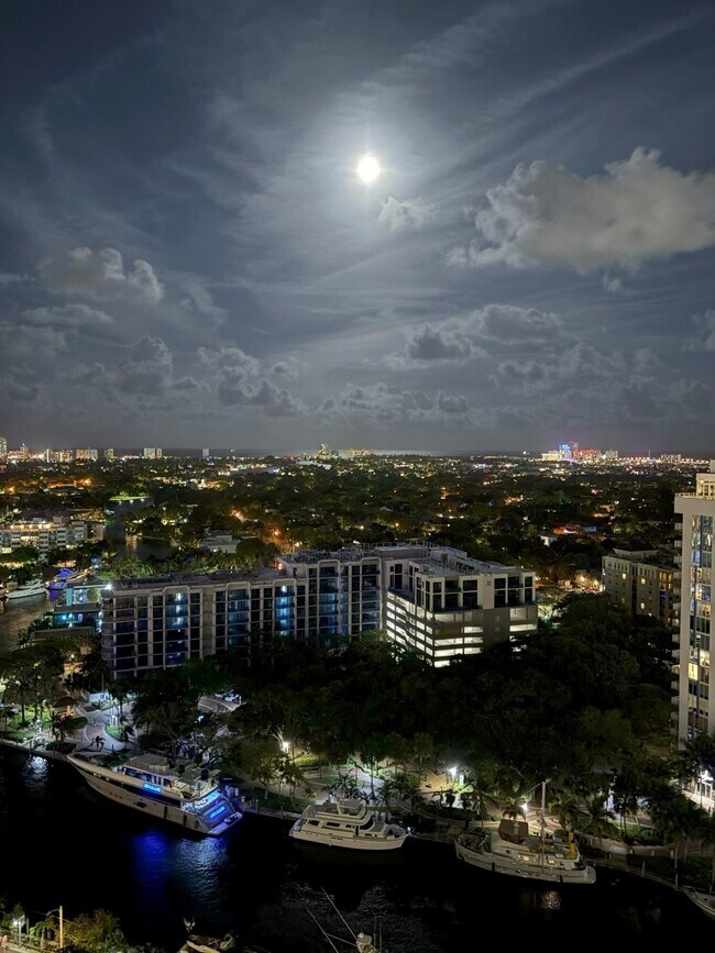 Building Photo - 347 N New River Dr E