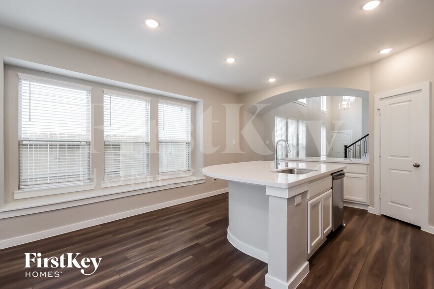 Building Photo - 16411 Little Pine Creek Dr