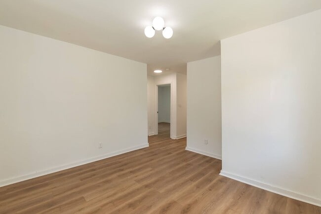 Building Photo - Three Bedroom Home!