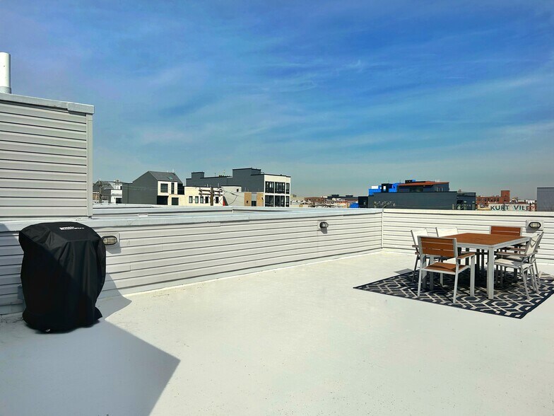 Private roof deck - 14 W Thompson St