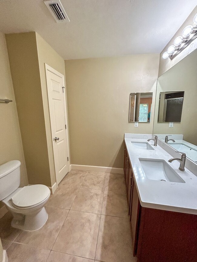 Building Photo - Woods Edge South #147