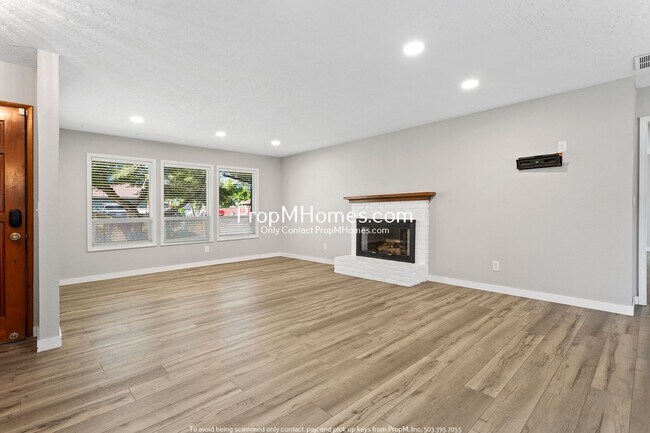 Building Photo - 2560 SE Spruce St