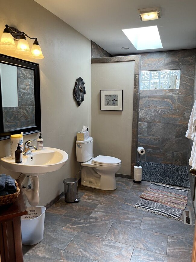 Building Photo - SEASONAL FURNISHED SHORT TERM RENTAL Offer...