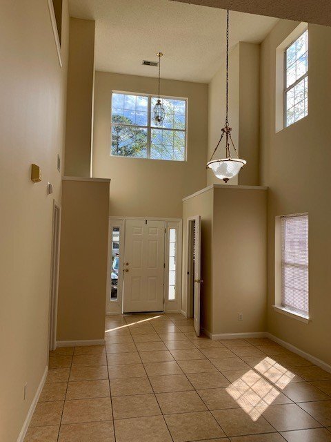 Building Photo - END-UNIT TOWNHOUSE FOR RENT - THE FARM