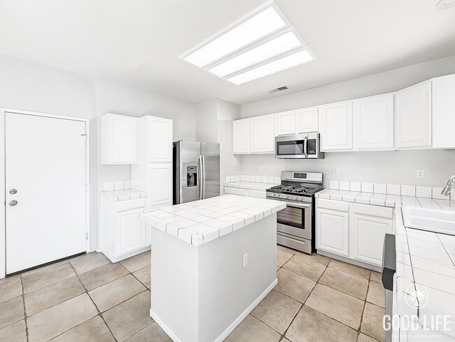 Building Photo - Beautiful 3B/2.5BA Home in Temecula for Rent!