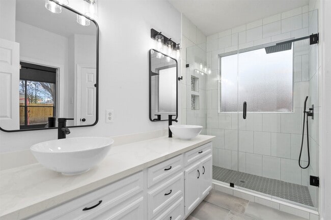 Building Photo - 2227 Oakwell Ln