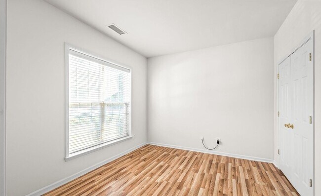 Building Photo - This Stunning Townhome in the Heart of Ballantyne