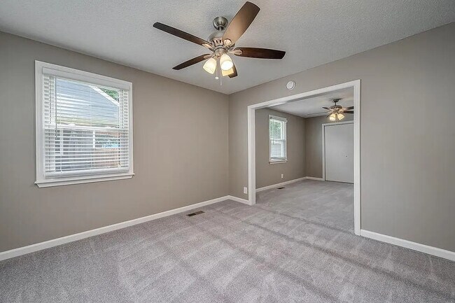 Building Photo - 1985 Carloss Dr