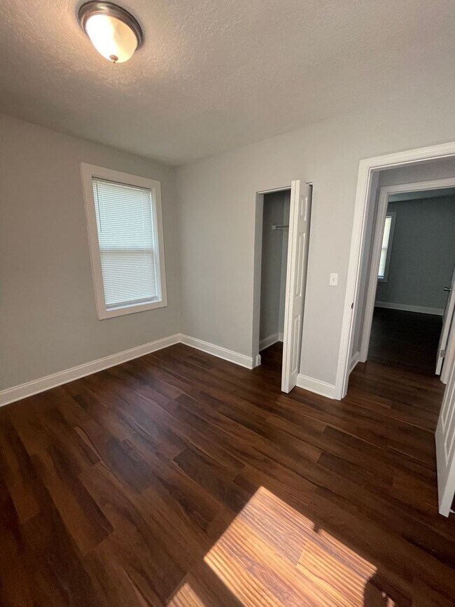 Building Photo - 4/2 Single Family Home : Available Now!