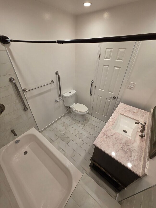 Building Photo - MOVE IN SPECIAL!!! $2,397 FOR FIRST THREE ...