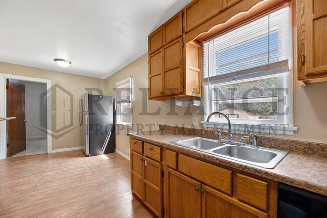 Building Photo - 4642 S vine Ave