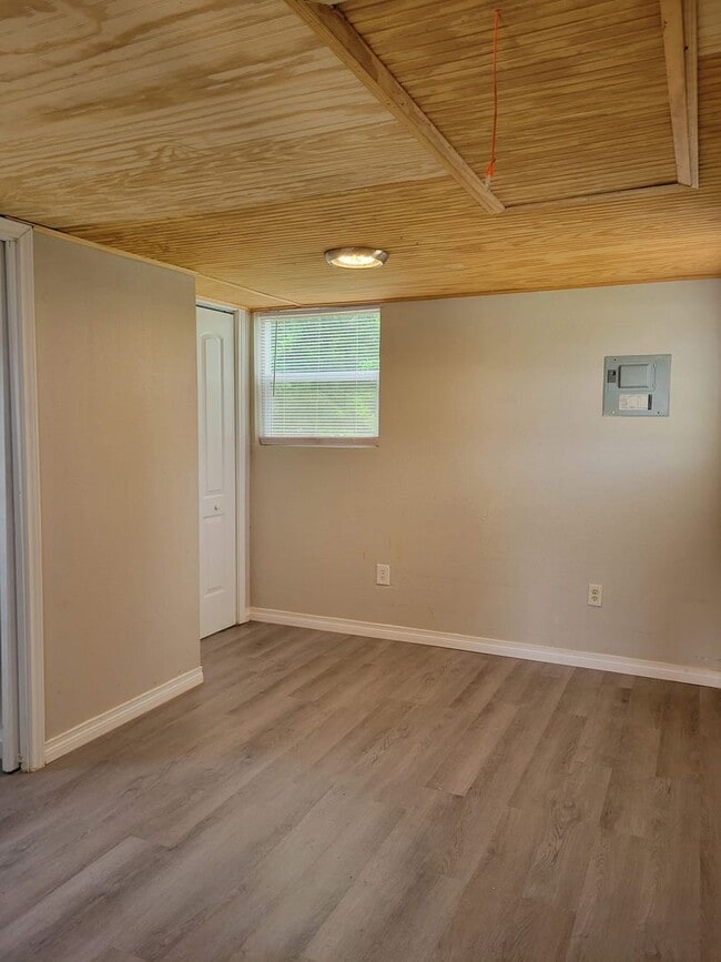 Building Photo - Cute Tiny Home near Cedar Creek Lake.  Fur...